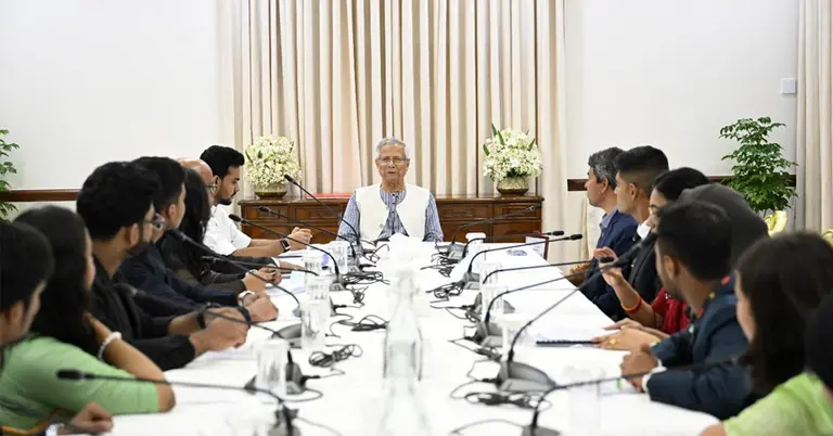 জাতীয় নীতি প্রতিযোগিতায় বিজয়ীদের সঙ্গে প্রধান উপদেষ্টার শুভেচ্ছা বিনিময়